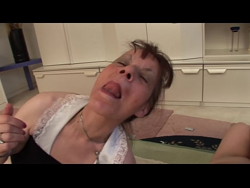 ❤️ Dues àvies i un avi fan un trio ❤ Vídeo porno a nosaltres