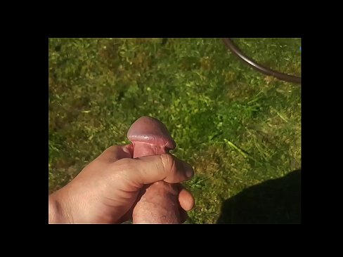 ❤️ Una guapa calenta es folla el seu cony rosa i es corre amb un esquitxat en un jardí d'estiu ❤ Vídeo porno a nosaltres