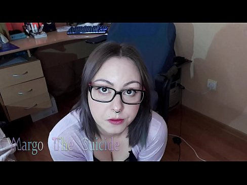 ❤️ Noia sexy amb ulleres xucla un consolador profundament davant la càmera ❤ Vídeo porno a nosaltres