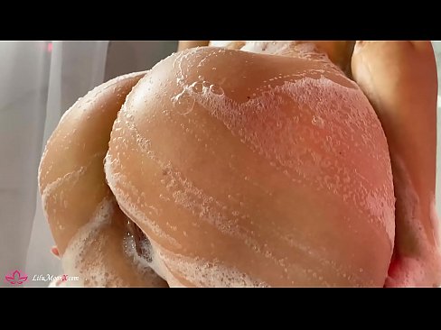 ❤️ La morena es masturba el cony amb un vibrador fins a un orgasme intens a la dutxa ❤ Vídeo porno a nosaltres