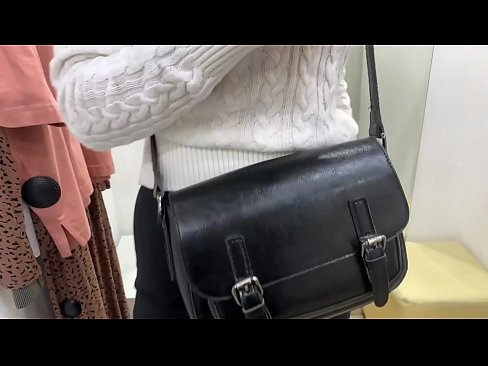 ❤️ Masturbació pública de la jove gossa FeralBerry amb un consolador al provador ❤ Vídeo porno a nosaltres