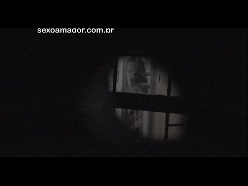 ❤️ Blondie és gravada en secret per un voyeur del barri amagat darrere de maons buits ❤ Vídeo porno a nosaltres
